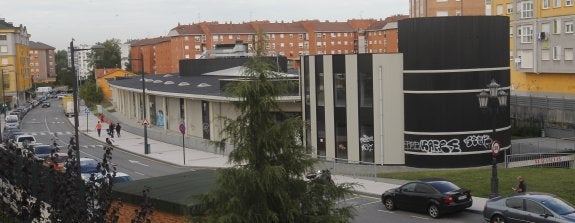 En 2012, no sin muchas dificultades, se terminó de construir el mercado de abastos, que permanece cerrado y en el que abundan los grafitis. 