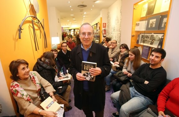 José Luis García Martín, rodeado de lectores durante la presentación de su libro. 