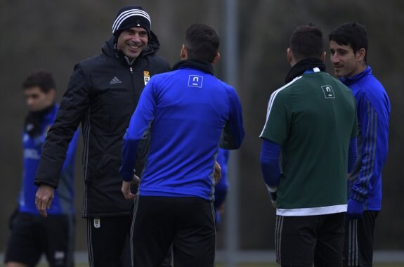 Hierro bromea con el centrocampista David Rocha en el entrenamiento, mientras Saúl Berjón y Alfonso Herrero charlan.