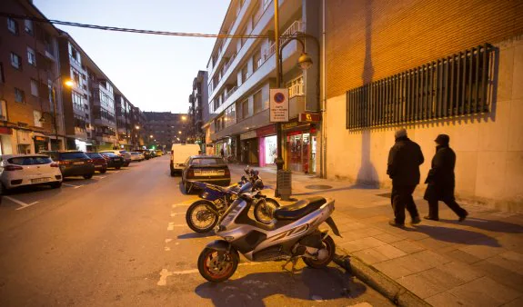 Plazas de aparcamiento para motos en la calle Ramiro I de Piedras Blancas. 