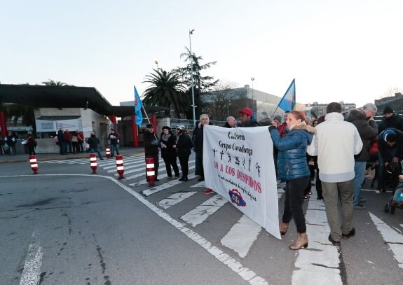 Trabajadores y sindicalistas de la CSI, durante la concentración de ayer ante las instalaciones del Grupo. 