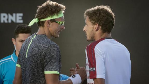 Pablo Carreño felicita a Denis Istomin por su victoria tras el partido.