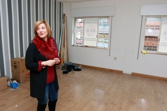Elisaberth Ortega, directora del centro RED de Mieres, muestra el piso tutelado.