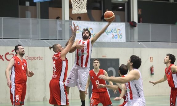 Una acción del partido entre el Gijón Basket y el Chantada. 