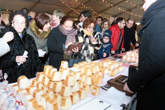 Numeroso público acude al certamen del queso Afuelga'l pitu en La Foz de Morcín. 