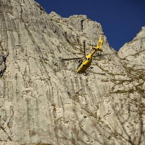El helicóptero de los bomberos, en la zona donde se despeñó el fallecido en Amieva.