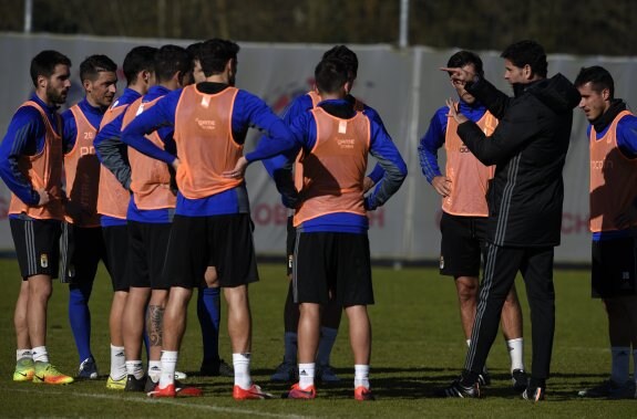 El entrenador azul, Fernando Hierro, da instrucciones a los jugadores en el entrenamiento de ayer, en el que el equipo carbayón ensayó un cambio de sistema, con tres centrales.