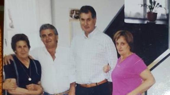 Roberto Fernández Montes, segundo por la izquierda, con una tía y dos primos, en una visita a Pola de Lena en 2007.