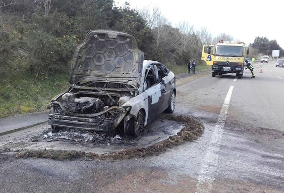 El coche quedó completamente carbonizado poco antes de la salida del aeropuerto. 