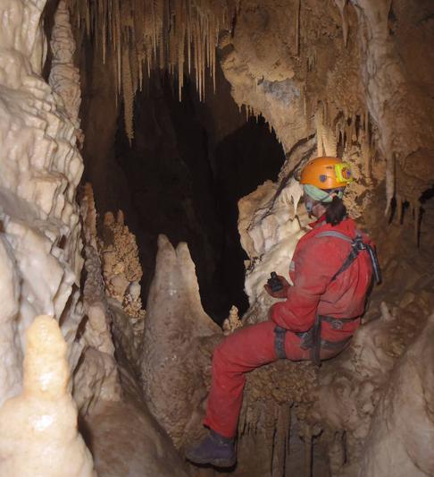 Conjunto de estalactitas y estalagmitas en uno de los conductos de la cueva, que se originó bajo el nivel de aguas subterráneas y ahora está 400 metros por encima de él.  