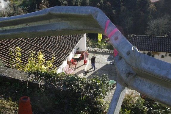 Vecinos de Arroes, bajo una de las fatídicas curvas de la N-632. 