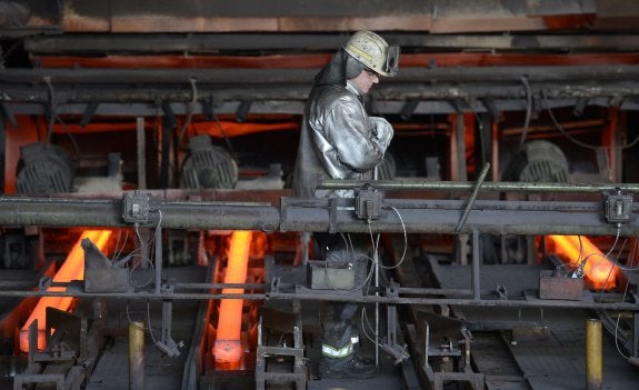 Un trabajador de una planta alemana de Arcelor. 