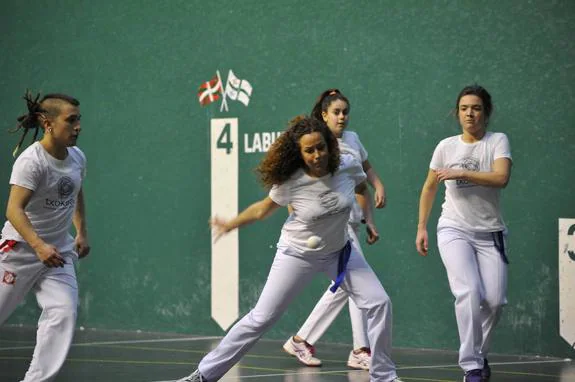 Lucía Fonseca se dispone a impactar con la pelota en el frontón de Larrabetzu. 