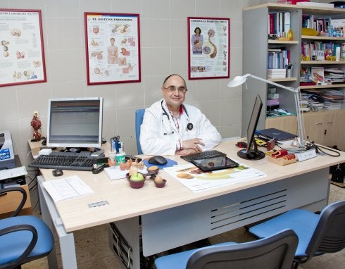 El doctor Alfonso López Alba, en su despacho. 