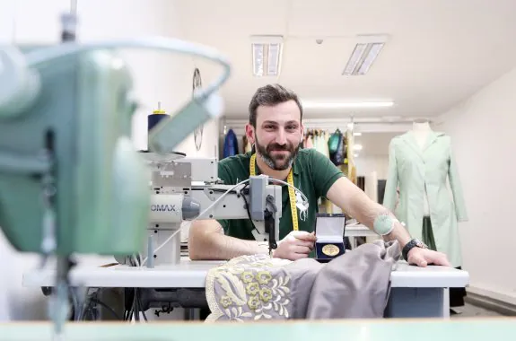 Fernando Gallego, con su medalla de oro en la mano, en el taller. 