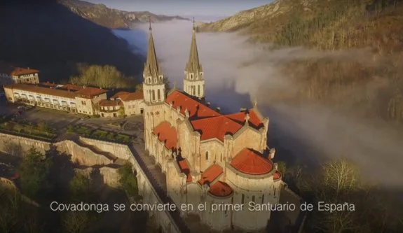 Una de las vistas aéreas que ofrece el vídeo promocional de Covadonga. 