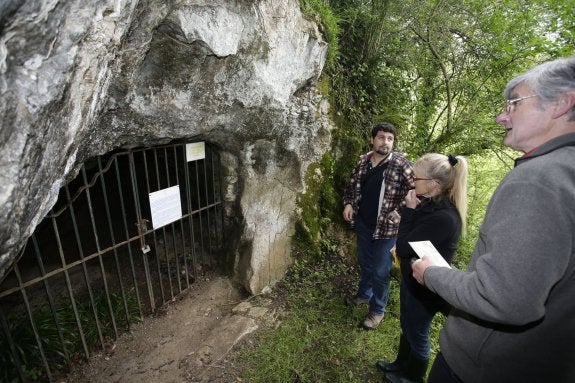 Un grupo de visitantes espera para acceder a la cueva de La Loja. 