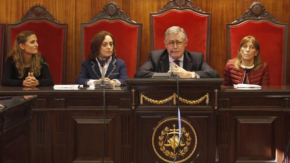 Reyes Rico, Asunción Velasco, Ignacio Vidau, Casilda Sabín y Juan Carlos García López durante la presentación de las primeras sentencias adaptadas de Europa. 