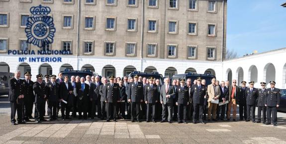 Gabino de Lorenzo e Ignacio Díaz Salazar, en el centro, junto a los agentes homenajeados, ayer en el cuartel de Buenavista. 