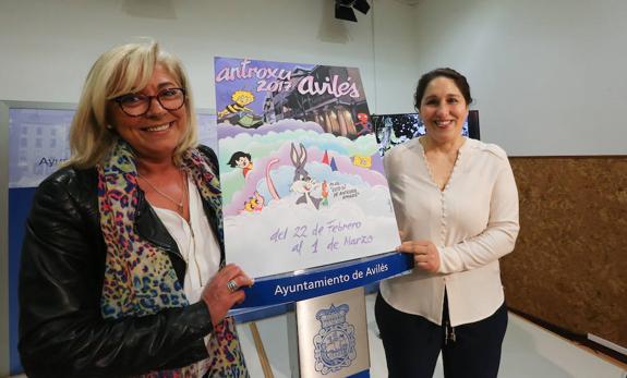 Ana Hevia y Carmen Peláez, autora del cartel, ayer, en la presentación del Antroxu. 