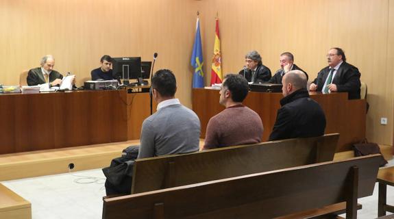 Los tres procesados, ayer, en la sala de vistas del Penal 1 en la que se celebró el juicio. 
