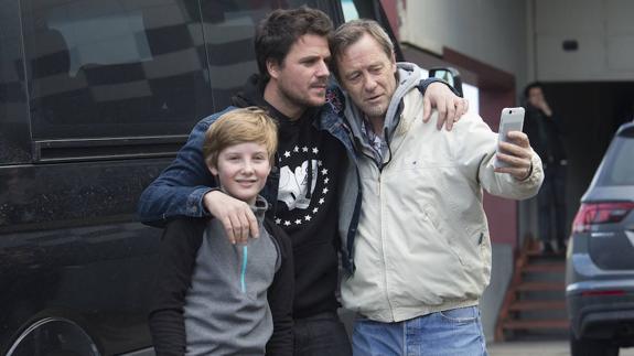 Juan Carlos García se saca un ‘selfie’ con su hijo Juan Manuel y Dani Martín a las puertas de la Laboral durante un descanso en los ensayos. 