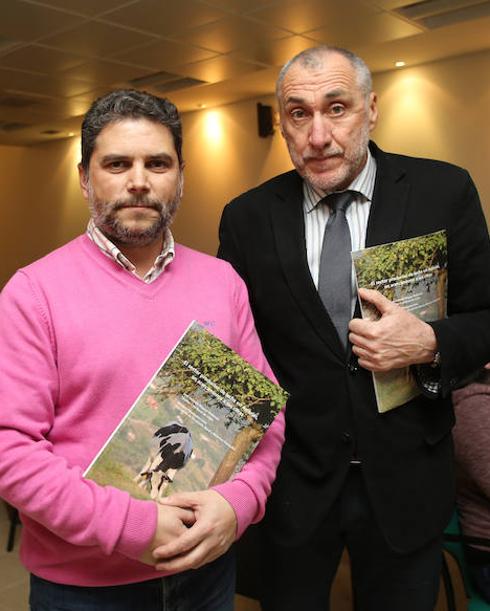 José Antonio Migoya y Benigno Fernández, con el libro. 