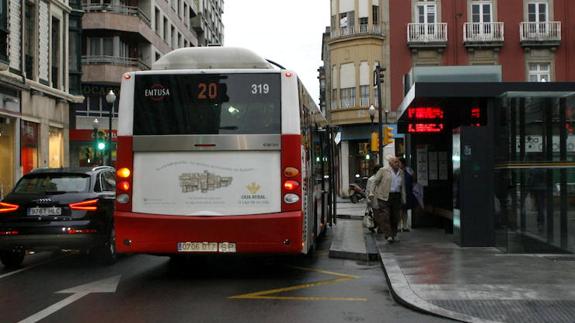 Un autobús municipal de la línea 20 de Emtusa en la parada de la plaza del Instituto.