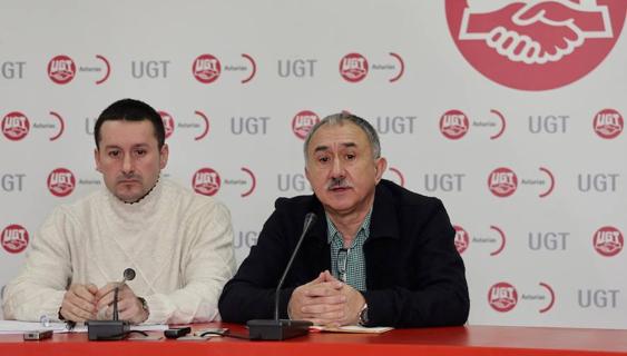 El secretario general de UGT en Asturias, Javier Fernández Lanero y el secretario general de UGT, José María Álvarez, en la rueda de prensa hoy ofrecida