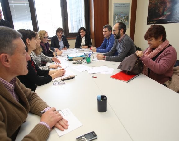 Constitución del equipo de coordinación sociosanitaria del Área Sanitaria V, acto al que asistió la consejera de Servicios y Derechos Sociales del Principado, Pilar Varela. 