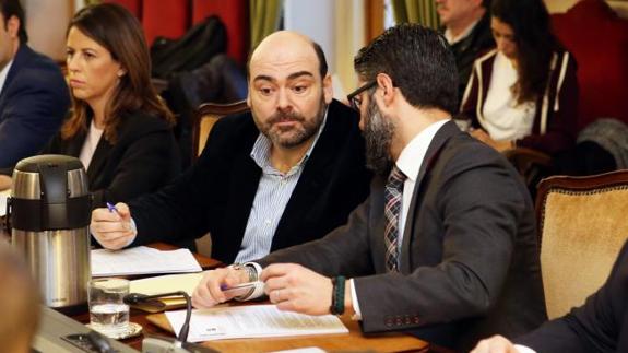 Los populares Agustín Iglesias Caunedo y Gerardo Antuña, durante la celebración del plano en Oviedo.