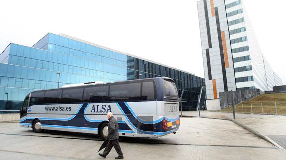 Los autobuses de recorridos interurbanos acceden al recinto del nuevo hospital. 