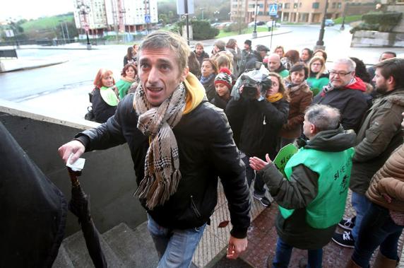 Jonathan Álvarez  accede a su portal antes del desahucio.