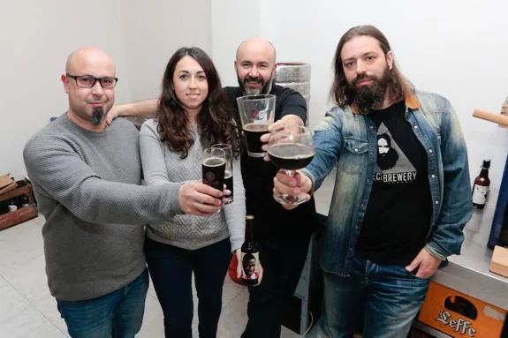 Óscar González, Nuria Castro, 'Chejo' Seoane y Manuel Fernández en el bajo de la calle León XIII donde elaboran cerveza. 