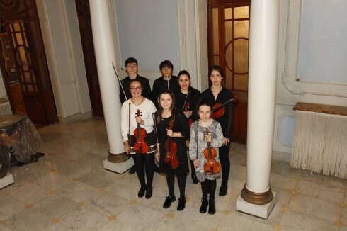 Alumnos del Conservatorio, antes de iniciar el recital de ayer. 