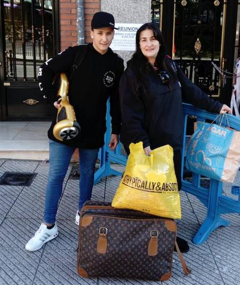 Aitor y Montserrat Añón, vecinos del edificio afectado, tras recoger sus cosas.