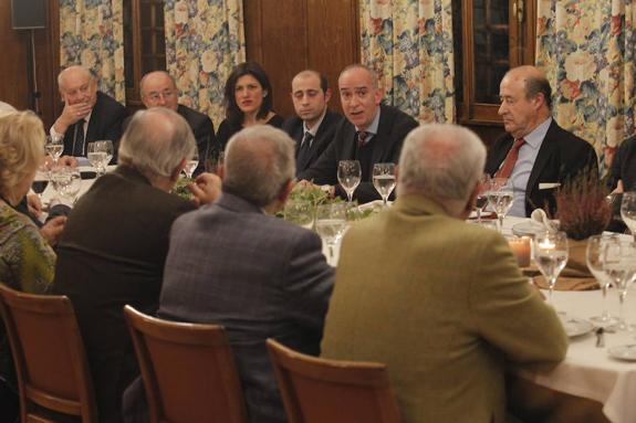 Ignacio González, en el centro, durante la tertulia celebrada en el Club de Tenis. 