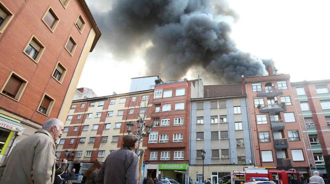 La columna de humo llegó a los setenta metros de altura en algunos puntos. 