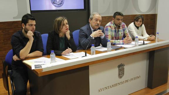 Miembros del equipo de Gobierno del Ayuntamiento de Oviedo, esta mañana, durante la presentación del presupuesto.