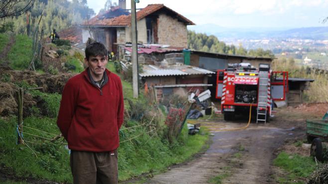 David Martín, ante la casa en la vivía en Deva y que fue pasto de las llamas. 