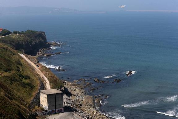 En primer término, caseta donde arranca el emisario submarino de Peñarrubia. 