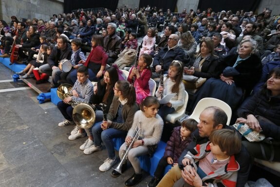 El concierto participativo organizado en el Centro de Cultura Antitguo Instituto junto a la Banda de Música de Gijón obtuvo un gran éxito de convocatoria. 