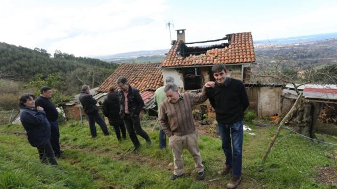 David Martín, ante la casa en la vivía en Deva y que fue pasto de las llamas. 