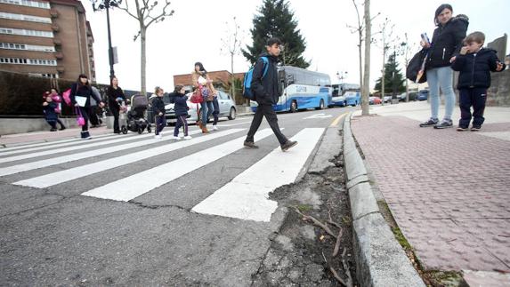 Las raíces de los árboles han crecido de tal forma que han roto el asfalto de este paso de cebra situado junto al colegio Santo Ángel del Guarda. 