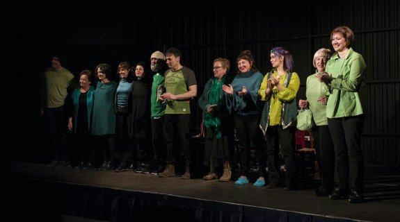 Los actores del Grupo de Teatro de Llanes representarán mañana en el Casino 'Juego de Sillas'. 