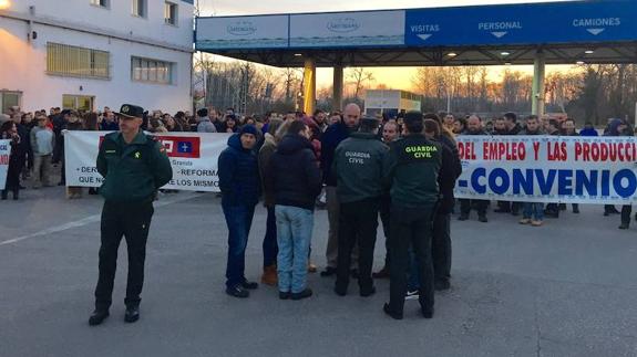 LaGuardia Civil habla con los trabajadores, esta mañana, en la segunda jornada de huelga.