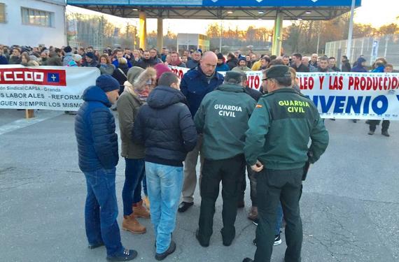 Los trabajadores que ayer se concentraron a la entrada de la factoría de Granda, durante el primer día de huelga. 