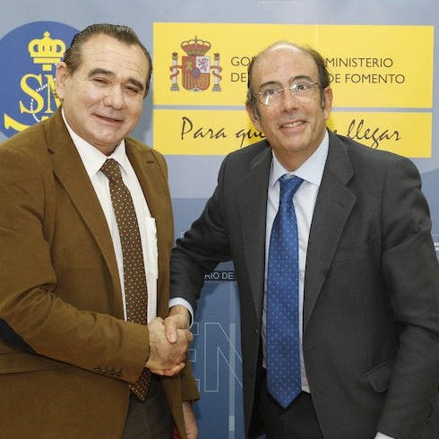 Rafael Rodríguez y Marcelino Oreja, tras la firma