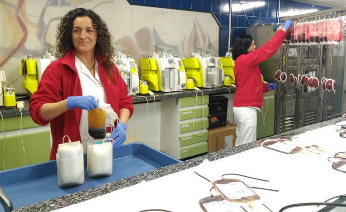 Belén de Gabriel, en el proceso de fraccionamiento de la sangre.