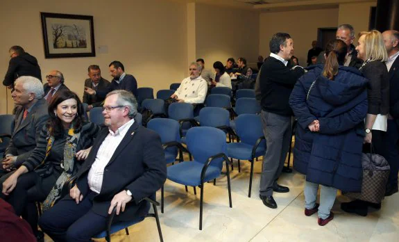 Carmen Maniega, a la izquierda, y Mercedes Fernández, de pie y a la derecha, antes de la Junta Directiva celebrada el pasado miércoles. 